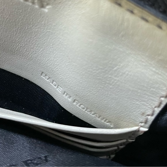 ⭐️BURBERRY Chichester Leather Embossed Crossbody⭐️ - Picture 9 of 13